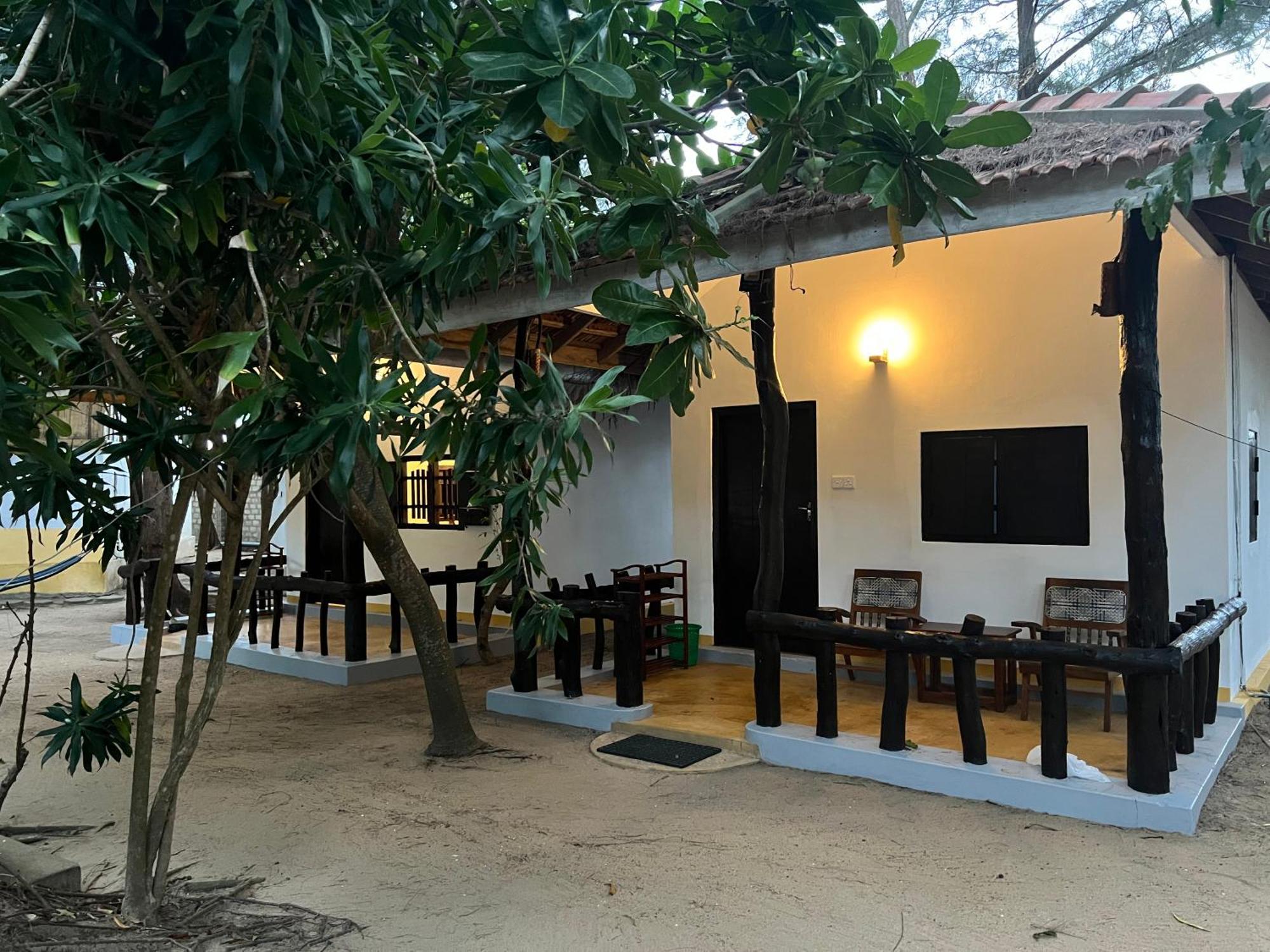 Sand Dune Beach Resort & Surf Camp Arugam Bay Buitenkant foto